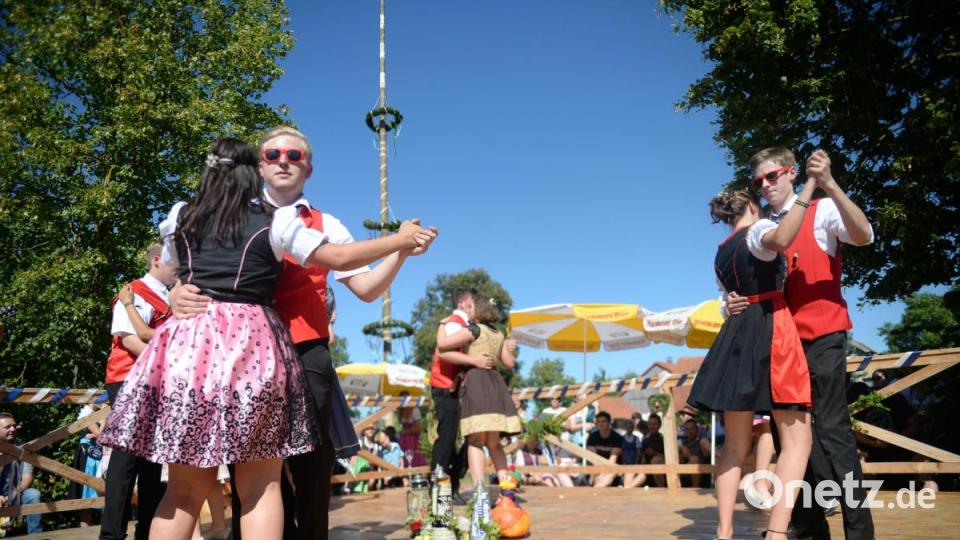 Fünf Tänze und 15 Gstanzln präsentierten heuer die sieben Hohenkemnather Kirwapaare. Bild: brü