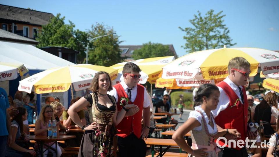 Fünf Tänze und 15 Gstanzln präsentierten heuer die sieben Hohenkemnather Kirwapaare. Bild: brü