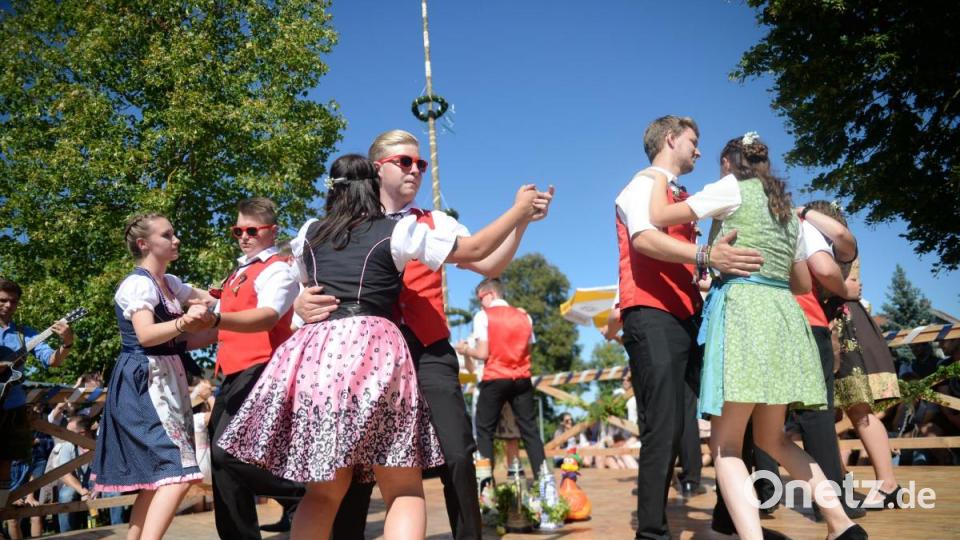 Fünf Tänze und 15 Gstanzln präsentierten heuer die sieben Hohenkemnather Kirwapaare. Bild: brü