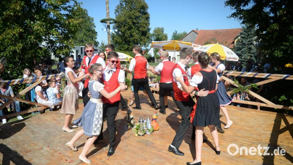 Fünf Tänze und 15 Gstanzln präsentierten heuer die sieben Hohenkemnather Kirwapaare. Bild: brü