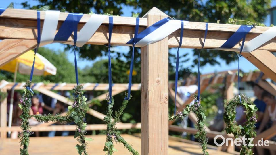 Fünf Tänze und 15 Gstanzln präsentierten heuer die sieben Hohenkemnather Kirwapaare. Bild: brü