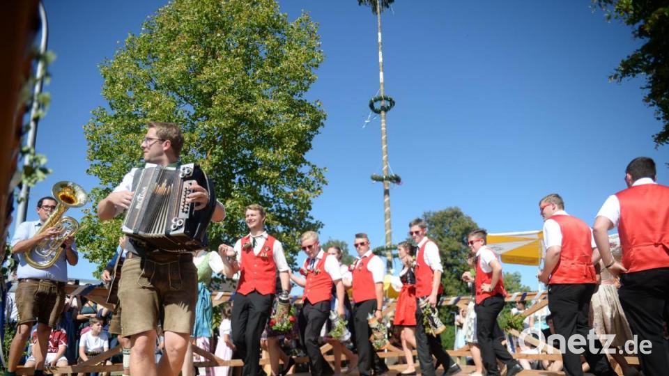 Fünf Tänze und 15 Gstanzln präsentierten heuer die sieben Hohenkemnather Kirwapaare. Bild: brü