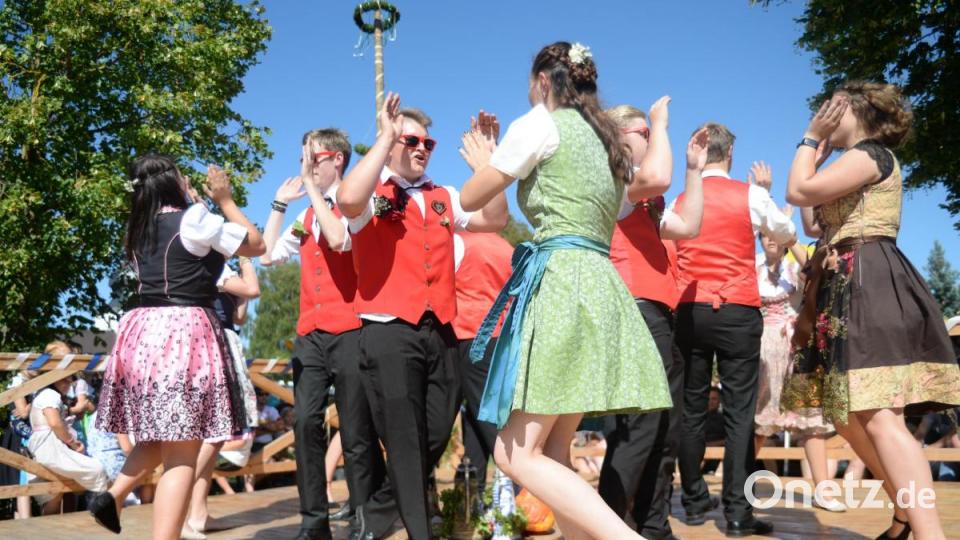 Fünf Tänze und 15 Gstanzln präsentierten heuer die sieben Hohenkemnather Kirwapaare. Bild: brü