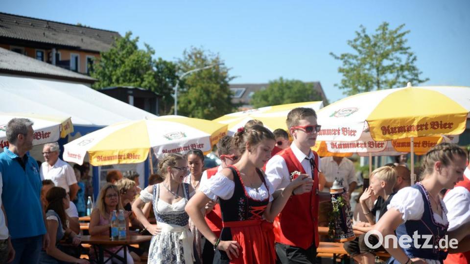 Fünf Tänze und 15 Gstanzln präsentierten heuer die sieben Hohenkemnather Kirwapaare. Bild: brü