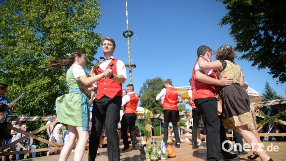 Fünf Tänze und 15 Gstanzln präsentierten heuer die sieben Hohenkemnather Kirwapaare. Bild: brü