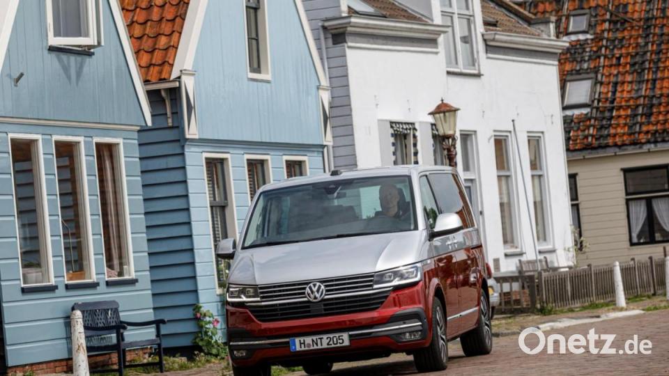 Mit Bulli und Transporter auf den Straßen von Amsterdam unterwegs. Bild: VW Nutzfahrzeuge