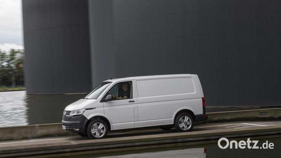 Mit Bulli und Transporter auf den Straßen von Amsterdam unterwegs. Bild: VW Nutzfahrzeuge