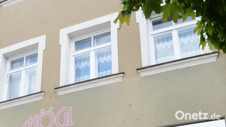 Textilgeschäft Högl Kemnath: Geschäftsführerin Regina Högl und Seniorchefin Helga Högl stehen vor ihrem Geschäft am Kemnather Marktplatz. Bild: Gabi Schönberger