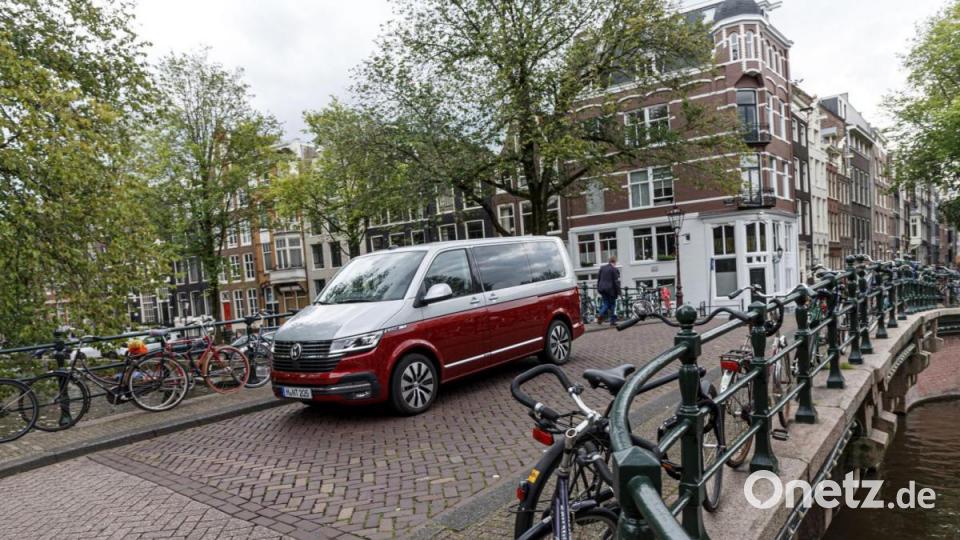 Mit Bulli und Transporter auf den Straßen von Amsterdam unterwegs. Bild: VW Nutzfahrzeuge