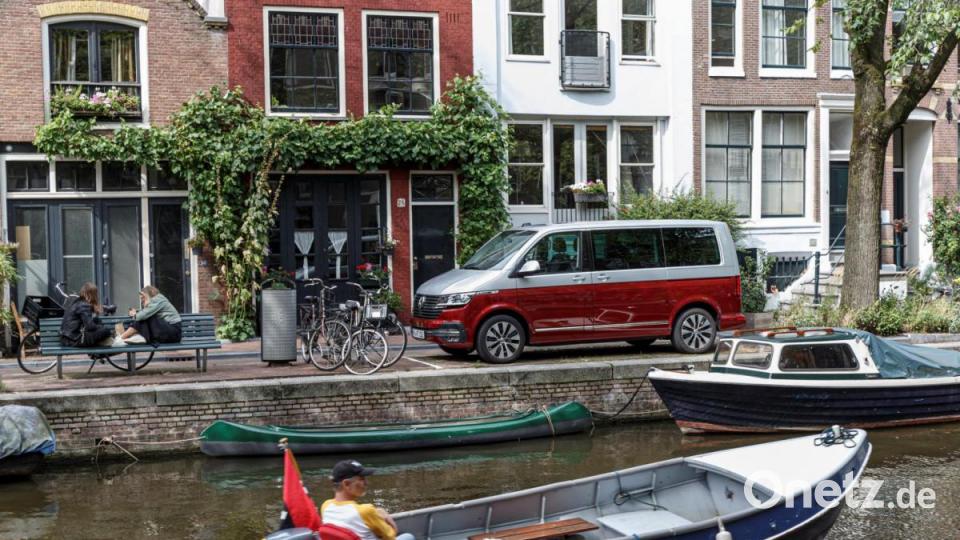 Mit Bulli und Transporter auf den Straßen von Amsterdam unterwegs. Bild: VW Nutzfahrzeuge