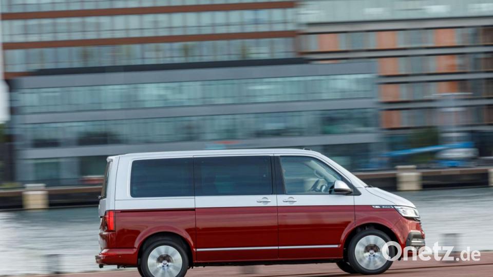 Mit Bulli und Transporter auf den Straßen von Amsterdam unterwegs. Bild: VW Nutzfahrzeuge