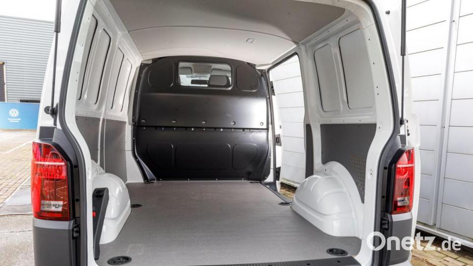 Mit Bulli und Transporter auf den Straßen von Amsterdam unterwegs. Bild: VW Nutzfahrzeuge