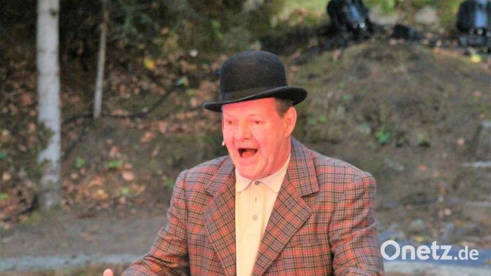 Regisseur und Operettenbühnen-Chef Heinz Hellberg verabschiedete sich nach 20 Jahren mit dem "Fiakerlied" vom Wunsiedler Publikum Bild: stg