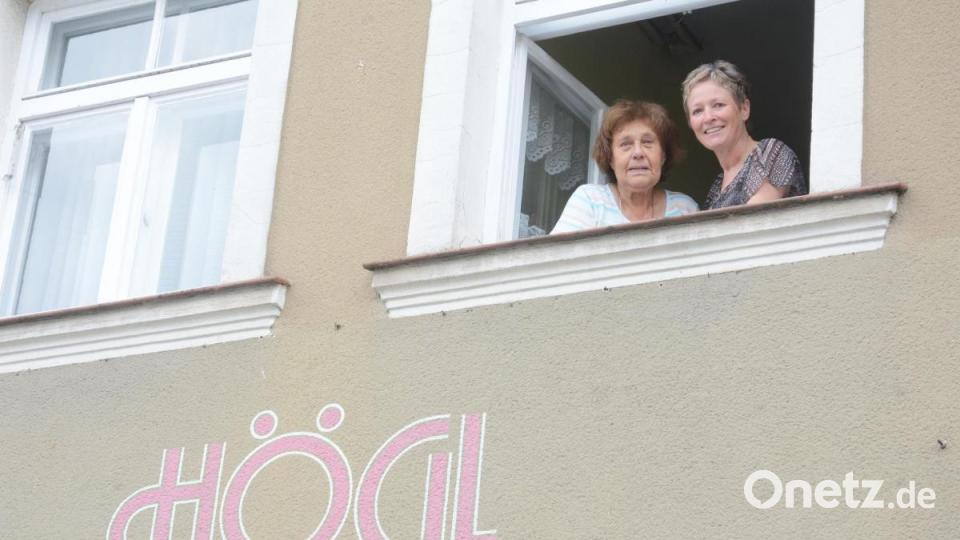 Textilgeschäft Högl Kemnath: Geschäftsführerin Regina Högl und Seniorchefin Helga Högl. Bild: Gabi Schönberger