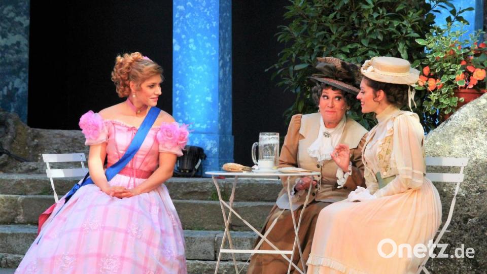 Sorgen dafür, dass sich Leutnant Niki doch noch wohlfühlt im Schloss fernab von Wien: (v.l.) Elisabeth Hillinger als Franzi, Elfie Gubitzer als Friederike sowie Ella Tyran als Prinzessin Helene Bild: stg