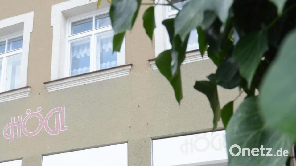 Textilgeschäft Högl Kemnath: Geschäftsführerin Regina Högl und Seniorchefin Helga Högl stehen vor ihrem Geschäft am Kemnather Marktplatz. Bild: Gabi Schönberger
