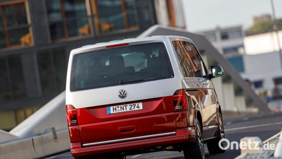 Mit Bulli und Transporter auf den Straßen von Amsterdam unterwegs. Bild: VW Nutzfahrzeuge