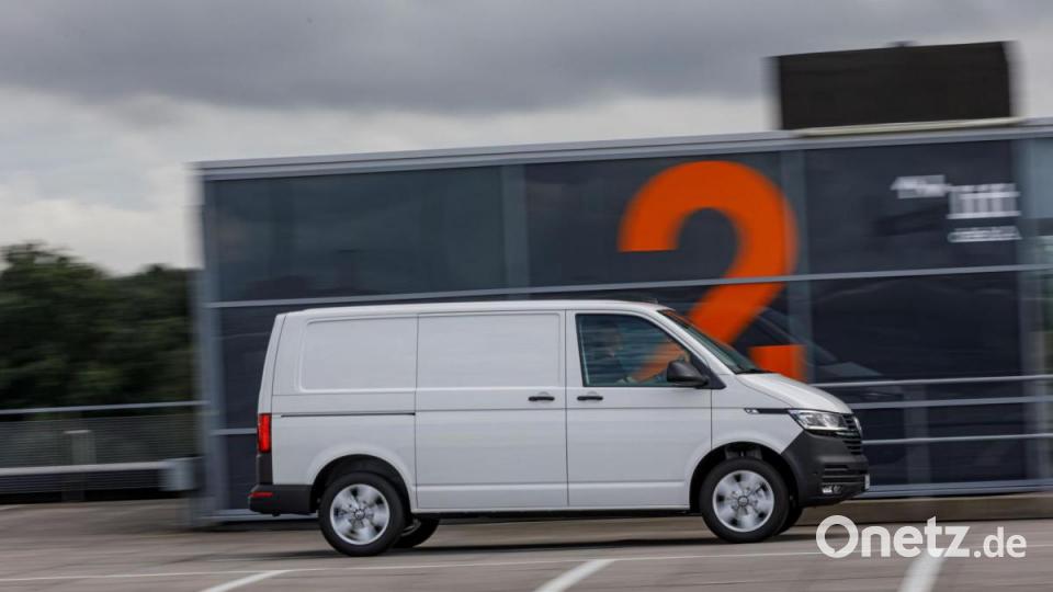 Mit Bulli und Transporter auf den Straßen von Amsterdam unterwegs. Bild: VW Nutzfahrzeuge
