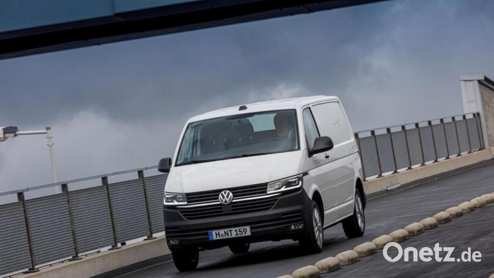 Mit Bulli und Transporter auf den Straßen von Amsterdam unterwegs. Bild: VW Nutzfahrzeuge