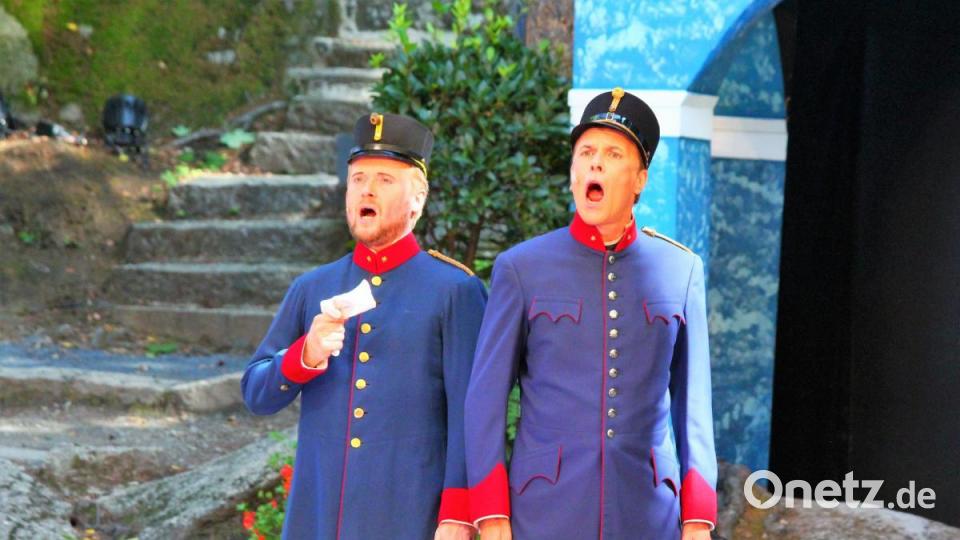 Stehen alles gemeinsam durch: Leutnant Niki (Stefan Reichmann, l.) und Leutnant Montschi (Alexander M. Helmer) Bild: stg