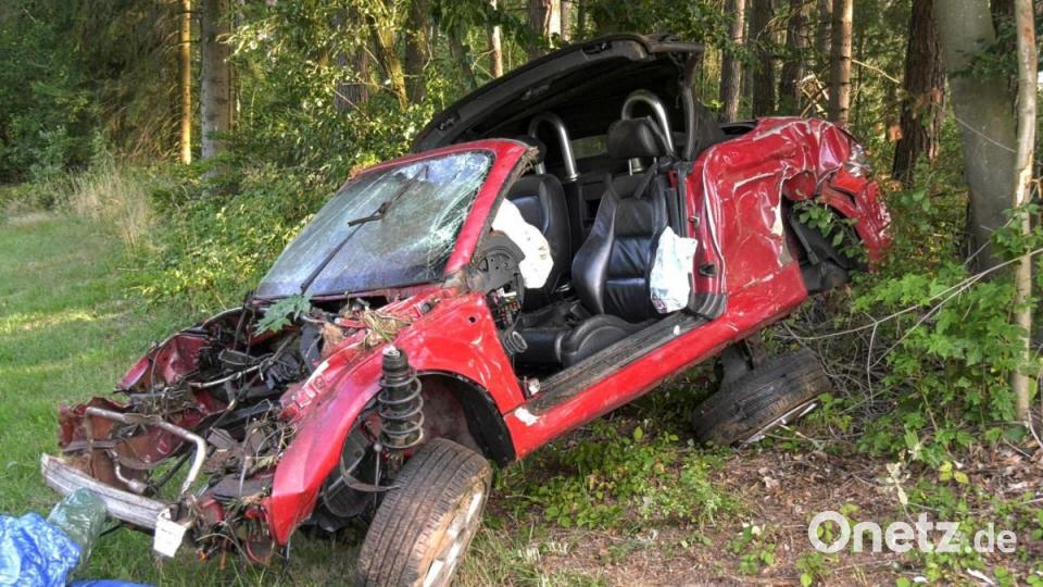 Auf der B22 bei Kornhof (Kreis Tirschenreuth) kam ein 38-Jähriger mit seinem Auto von der Fahrbahn ab und verunglückt tödlich. Bild: rw
