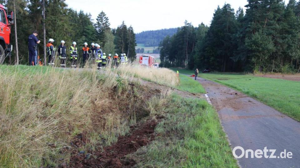 Auf der B22 bei Kornhof (Kreis Tirschenreuth) kam ein 38-Jähriger mit seinem Auto von der Fahrbahn ab und verunglückt tödlich. Bild: rw