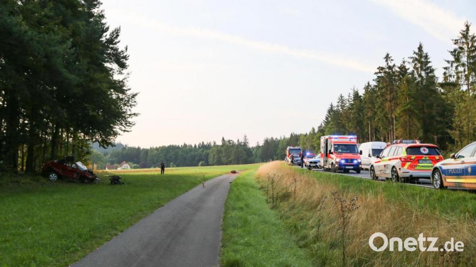 Auf der B22 bei Kornhof (Kreis Tirschenreuth) kam ein 38-Jähriger mit seinem Auto von der Fahrbahn ab und verunglückt tödlich. Bild: rw