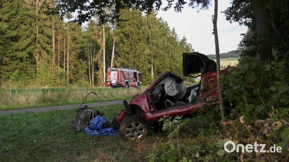 Auf der B22 bei Kornhof (Kreis Tirschenreuth) kam ein 38-Jähriger mit seinem Auto von der Fahrbahn ab und verunglückt tödlich. Bild: rw
