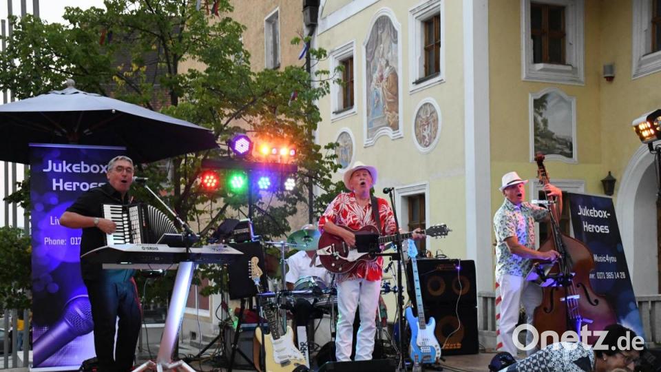 Die &quot;Jukebox Heroes&quot; bereicherten das Pflasterfest mit passender Stimmungsmusik und machten den Abend perfekt. Bild: Freya Stöckl