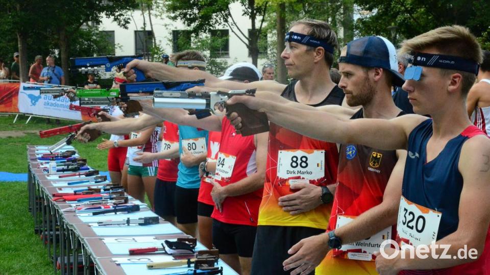 Anvisieren über Kimme und Korn. Eine ruhige Hand ist beim Schießen mit den Spezialwaffen nötig. Bild: Kunz