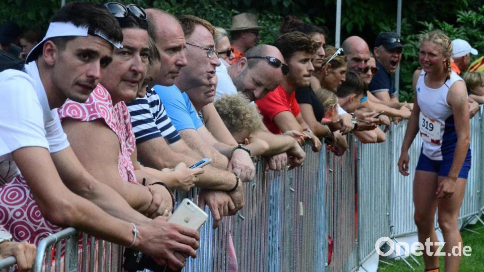 Die Zuschauerschaft rekrutiert sich überwiegend aus mitgereisten Angehörigen und Schlachtenbummlern. Bild: Kunz