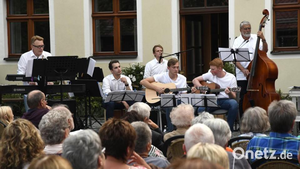 Gute Stimmung bei der Sommerserenade mit den Happy Voices im Schnaittenbacher Rathausinnenhof. Bild: Petra Hartl