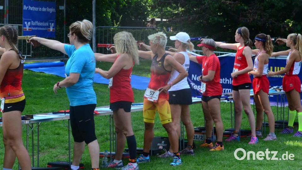 Anvisieren über Kimme und Korn. Eine ruhige Hand ist beim Schießen mit den Spezialwaffen nötig. Bild: Kunz