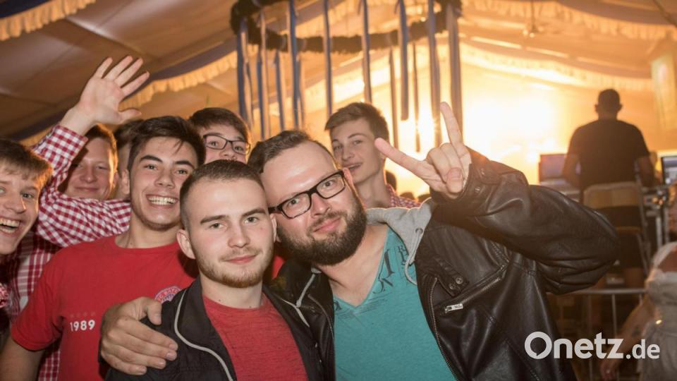 Samstagabend auf der Flosser Kirwa. Bild: dtr