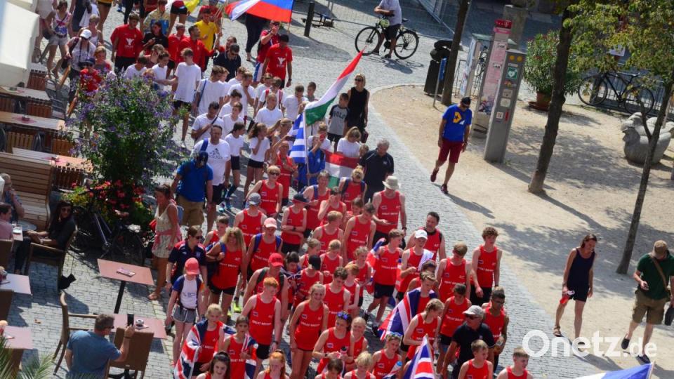 Angeführt von der Stadtkapelle ziehen die Athleten am Samstag vom Alten Rathaus zu den Wettkampfstätten im Max-Reger-Park. Bild: Kunz
