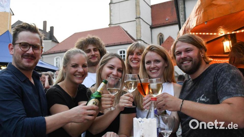 &quot;La dolce vita&quot; oder &quot;das süße Leben&quot; genießen stand im Vordergrund des Pflasterfestes. Bei traumhaft warmen Temperaturen konnten feine Weine und andere kühle Getränke genossen werden. Bild: Freya Stöckl