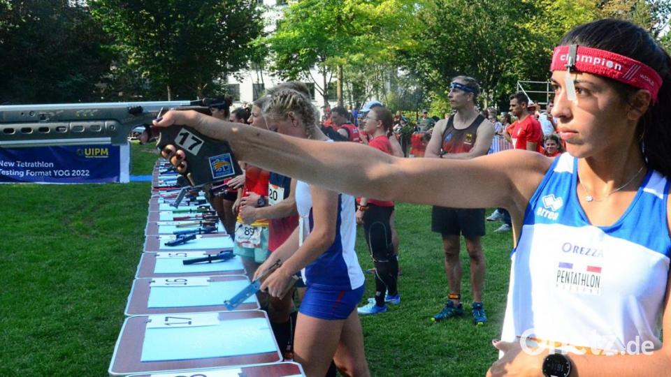 Anvisieren über Kimme und Korn. Eine ruhige Hand ist beim Schießen mit den Spezialwaffen nötig. Bild: Kunz