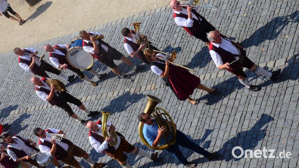 Angeführt von der Stadtkapelle ziehen die Athleten am Samstag vom Alten Rathaus zu den Wettkampfstätten im Max-Reger-Park. Bild: Kunz