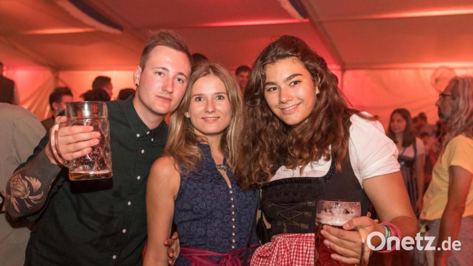 Samstagabend auf der Flosser Kirwa. Bild: dtr