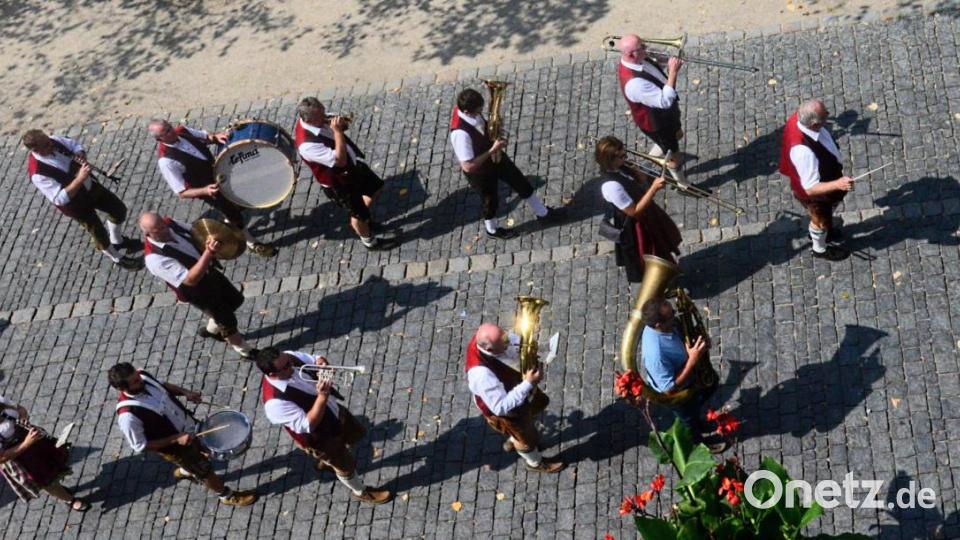 Angeführt von der Stadtkapelle ziehen die Athleten am Samstag vom Alten Rathaus zu den Wettkampfstätten im Max-Reger-Park. Bild: Kunz