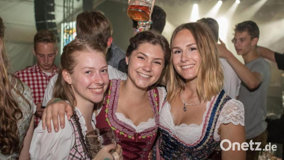 Samstagabend auf der Flosser Kirwa. Bild: dtr