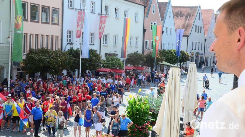 Bürgermeister Jens Meyer heißt die Athleten vor dem Alten Rathaus willkommen. Der stellvertretende Rathauschef betont, dass knapp die Hälfte aus der Weidener Bürgerschaft in Sportvereinen organisiert sei. Bild: Kunz