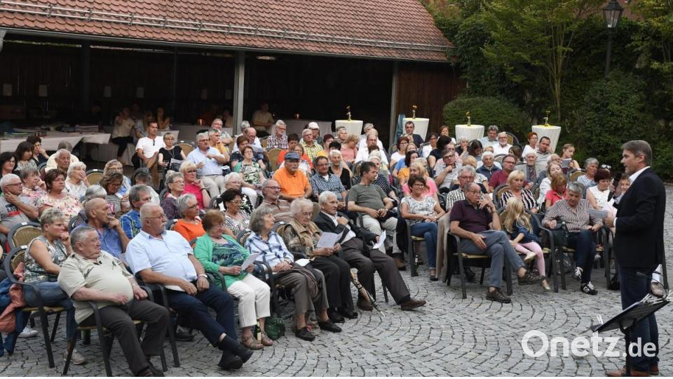 Gute Stimmung bei der Sommerserenade mit den Happy Voices im Schnaittenbacher Rathausinnenhof. Bild: Petra Hartl