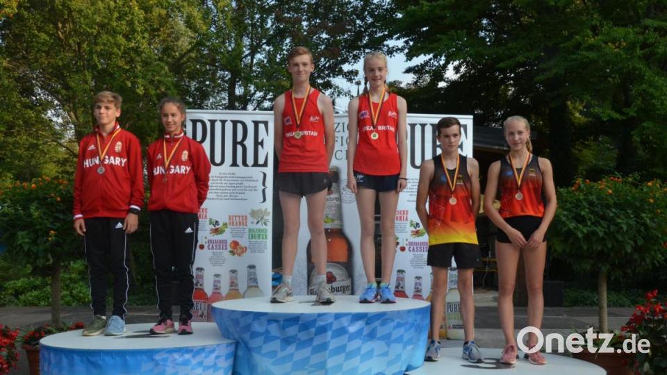Mixed Relay U 15: Lottie Silverton und Archie Coates (England) vor Reka Kozma und	Botond Tamas (Ungarn) sowie Sarah Dicks und	Mika Adam (Deutschland). Bild: Kunz
