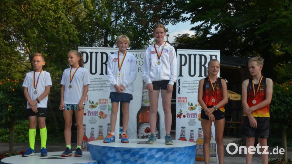 Mixed Relay U 13: Elizabeth Ryan und Zinzan Sargent (England) vor Lilla Tőrincsi und Ádám Péter (Ungarn) sowie Lilly Ader und Moritz Adam (Deutschland). Bild: Kunz