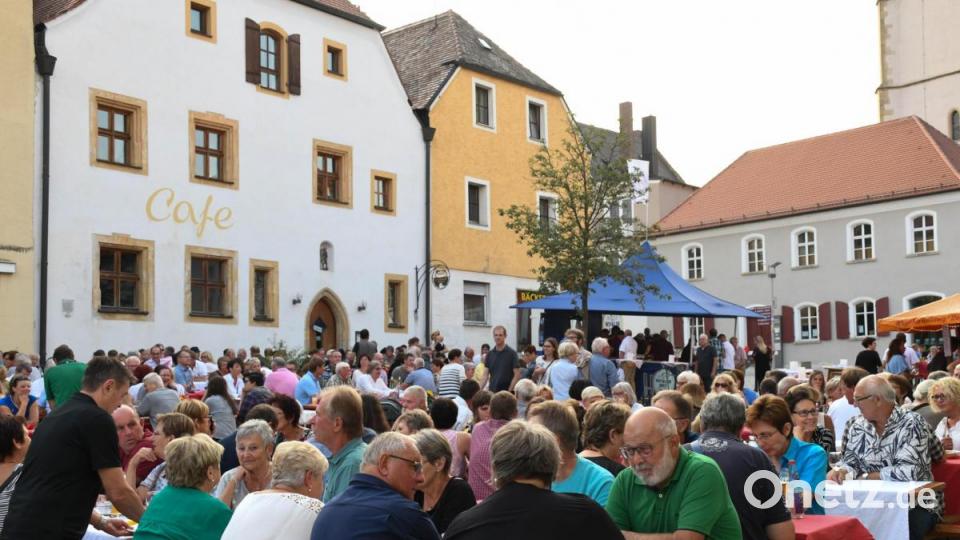 Hier blieb kein Platz mehr frei. Das Pflasterfest erfreut sich Jahr für Jahr großer Beliebtheit besonders bei den Einheimischen. Bild: Freya Stöckl
