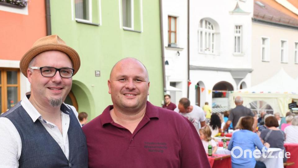 Sichtlich zufrieden sind die Organisatoren des Pflasterfestes Fabian Knorr (links) und Oliver Boettcher über den reibungslosen Ablauf. Bild: Freya Stöckl