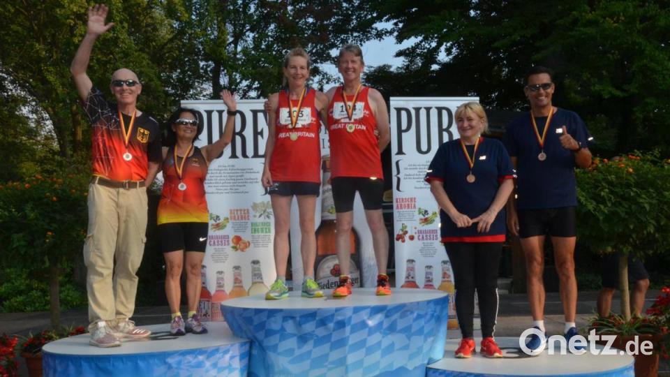 Gewinner-Duo Mixed Relay 60+: Jillian Wallace und Charlie Lane (England) vor Lean See Freund und Kurt Tohermes	(Deutschland) und Zsusanna Kovacs und Tamas Gajdos (Ungarn). Bild: Kunz