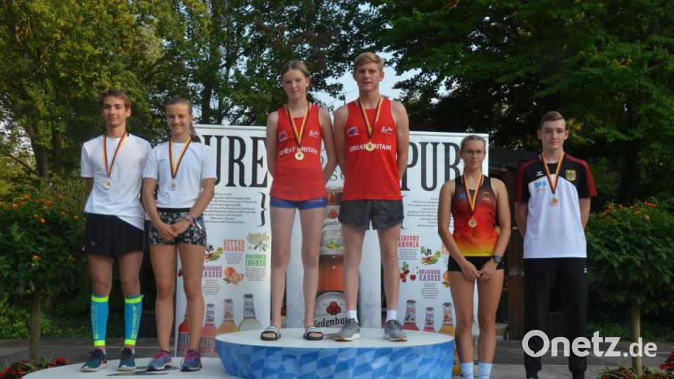 Mixed Relay U 17. Lucie Guy und Sam Cobb (England) vor Zsofia Pelle und Andras Rez (Ungarn) sowie Lara Tonak und Christoph Lemken (Deutschland). Bild: Kunz