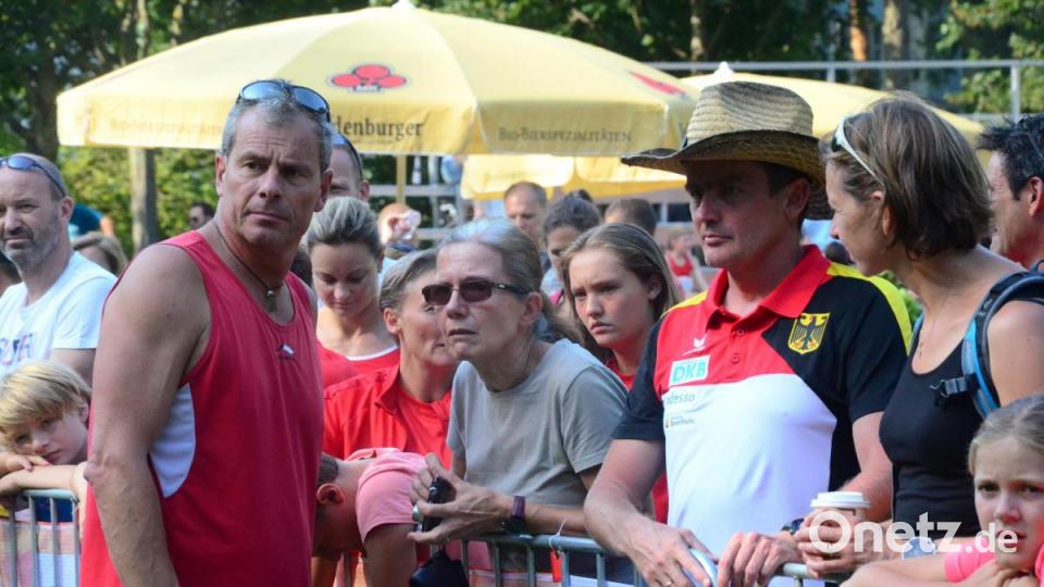 Die Zuschauerschaft rekrutiert sich überwiegend aus mitgereisten Angehörigen und Schlachtenbummlern. Bild: Kunz